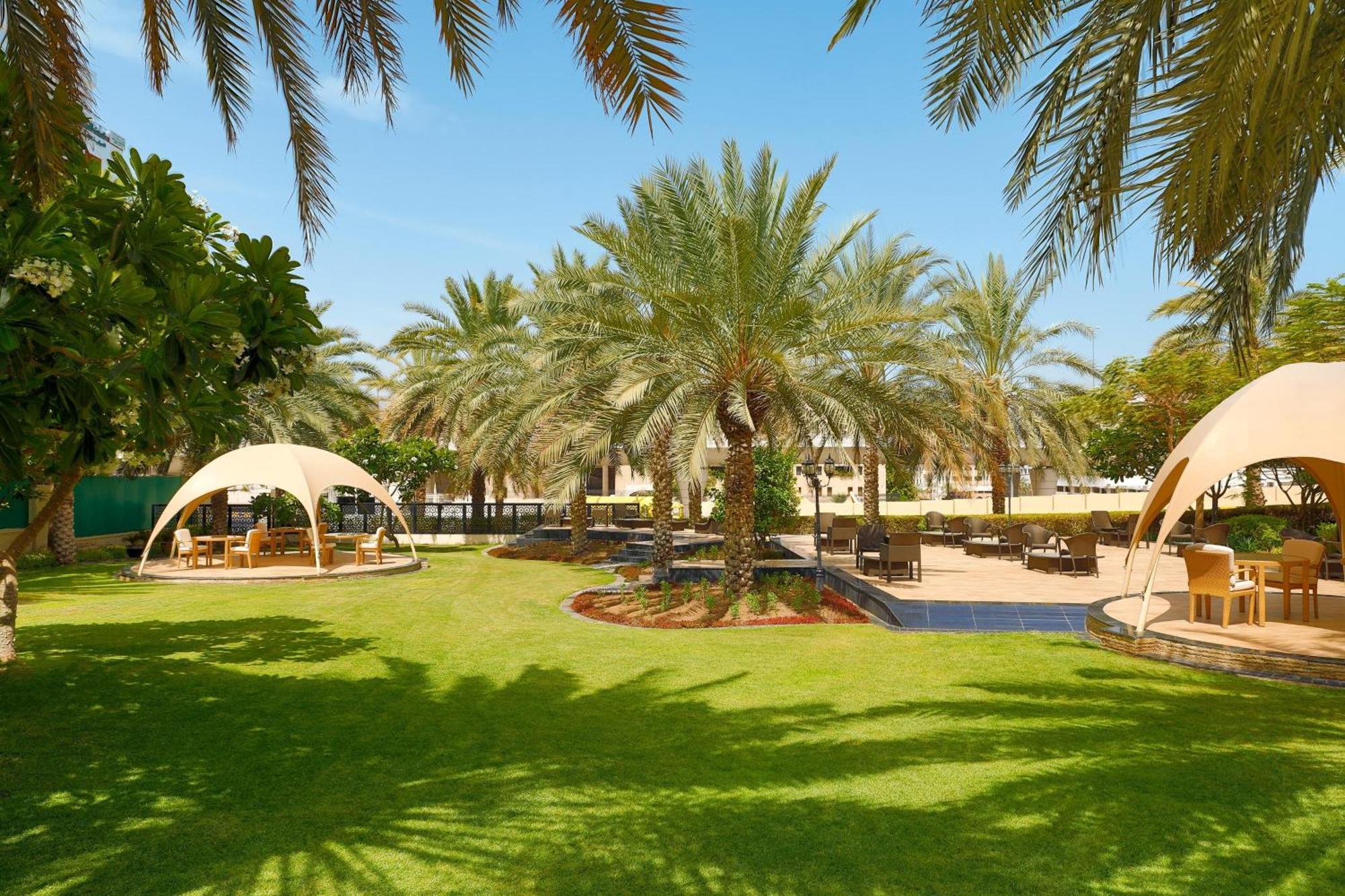 Sheraton Oman Hotel Mascate Exterior foto The resort's gardens